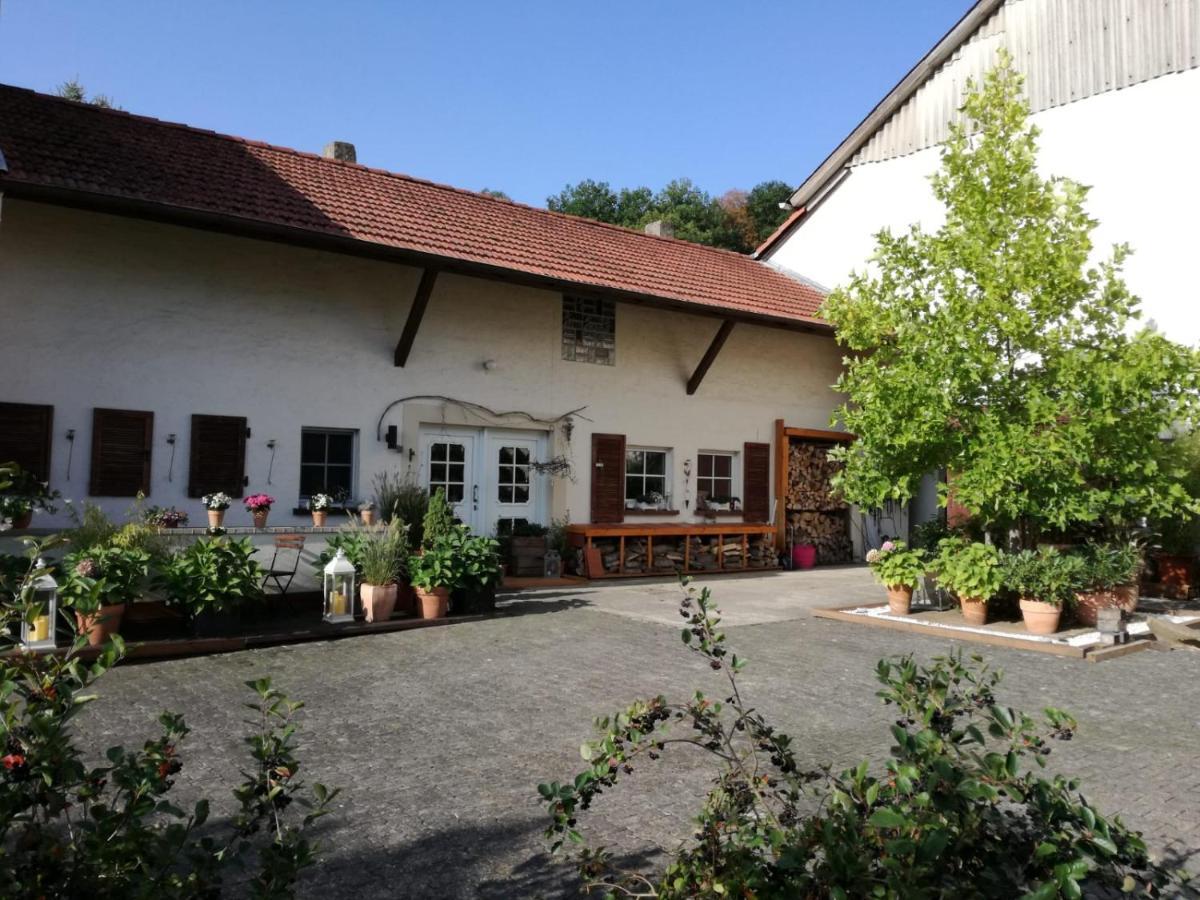 Zuruck Zur Natur - Urlaub Im Zirkuswagen, Sommeratelier Oder Schindelwagen Adenbach Eksteriør billede